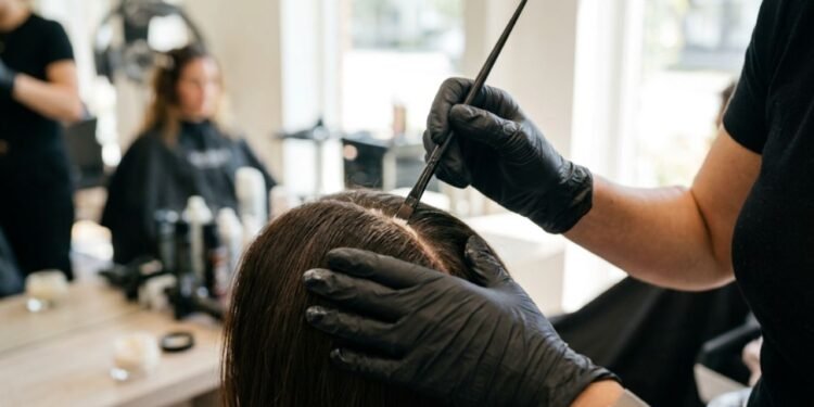 Nessa fase da vida, os fios perdem a elasticidade natural e ficam muito mais finos, secos e quebradiços por causa das mudanças hormonais.