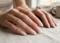 As manicures francesas estão fora de moda: aqui está a nova versão, mais elegante e simples, que você vai querer usar neste inverno