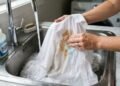 A mistura barata que salva roupas manchadas de café e devolve o aspecto de nova
