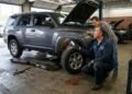 Autônomo junta R$ 45 mil economizados durante 4 anos, compra SUV usada descrita como “único dono e sem detalhes” e descobre na primeira revisão que o veículo teve perda total por enchente; ele entra com ação para anulação da compra e devolução integral do dinheiro acrescido de perdas e danos