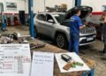 Dono de SUV deixa o carro na oficina para troca de óleo no valor de R$ 350, o mecânico realiza a troca de suspensão e discos de freio sem aviso prévio e apresenta conta de R$ 6.200; o cliente se recusa a pagar o valor extra e exige a devolução do veículo