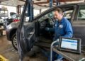 Motorista compra sedan semi-novo com 45 mil km rodados por R$ 68 mil, descobre na primeira revisão em concessionária que o painel foi adulterado e a rodagem real passa de 140 mil km