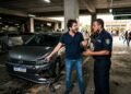 Cliente deixa veículo em estacionamento pago de shopping por 2 horas, encontra o para-choque arrancado e a administração se recusa a indenizar alegando “isenção de responsabilidade descrita no tíquete”; o tribunal reafirma que o local responde objetivamente por furtos e avarias.