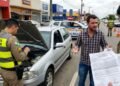 Motorista tem o carro apreendido em blitz sob acusação de adulteração de sinal identificador, descobre que rodava com uma dublê clonada comprada por R$ 38 mil em revenda de usados e precisa provar a boa-fé para não responder criminalmente por receptação.