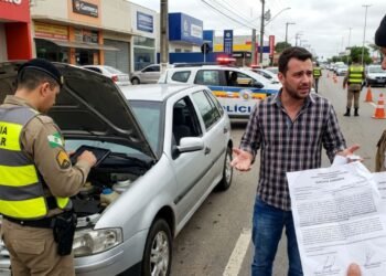 Motorista tem o carro apreendido em blitz sob acusação de adulteração de sinal identificador, descobre que rodava com uma dublê clonada comprada por R$ 38 mil em revenda de usados e precisa provar a boa-fé para não responder criminalmente por receptação.