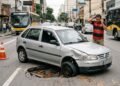 Motorista cai em um buraco profundo não sinalizado em uma avenida principal da cidade, rasga os dois pneus e quebra a suspensão do carro gerando prejuízo de R$ 4.200 reais