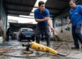 Lava-jato de carros compra politriz profissional seminova por R$ 1.800 para serviços de polimento, o operador sofre choque elétrico na primeira hora de uso por isolamento desgastado no cabo interno e a revenda nega suporte; o proprietário exige a devolução do dinheiro por risco grave.