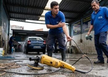 Lava-jato de carros compra politriz profissional seminova por R$ 1.800 para serviços de polimento, o operador sofre choque elétrico na primeira hora de uso por isolamento desgastado no cabo interno e a revenda nega suporte; o proprietário exige a devolução do dinheiro por risco grave.