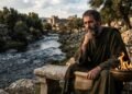 Citação do dia de Heráclito: “Ninguém jamais entra duas vezes no mesmo rio, pois não é o mesmo rio e ele não é o mesmo homem”, uma lição sobre como a mudança é a única constante.