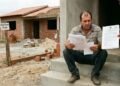 Homem paga R$ 280 mil por terreno com contrato de gaveta, constrói uma casa e descobre que o vendedor havia vendido o lote para outra pessoa