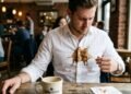 Como tirar mancha de café da roupa sem estragar o tecido usando ingredientes que você já tem em casa