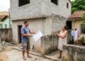 Morador constrói um segundo andar colado ao muro da divisa, cobrindo totalmente as janelas da casa ao lado e deixando a residência vizinha sem luz natural e ventilação