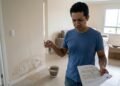 Comprador recebe as chaves do apartamento de R$ 420 mil, descobre vazamentos nas tubulações internas no primeiro mês de uso e a construtora alega que o prazo de garantia da entrega já passou