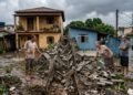 Chuvas fortes derrubam muro construído há 10 anos na divisa de dois lotes, causando prejuízo de R$ 12 mil; os proprietários entram em impasse sobre quem deve pagar a reconstrução