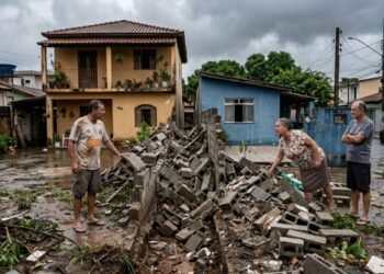 Chuvas fortes derrubam muro construído há 10 anos na divisa de dois lotes, causando prejuízo de R$ 12 mil; os proprietários entram em impasse sobre quem deve pagar a reconstrução