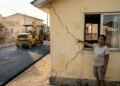 Morador tem a estrutura da casa abalada com trincas nas paredes após passagem de tratores e compactadores de solo pesados durante as obras de pavimentação do bairro pela Prefeitura