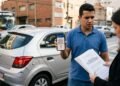 Motorista de aplicativo aluga carro por R$ 600 semanais, sofre uma colisão leve onde o outro condutor assume a culpa, mas a locadora cobra R$ 3.000 de franquia direto no cartão de crédito dele antes de qualquer vistoria; ele entra com ação para bloquear a cobrança indevida e reaver o limite