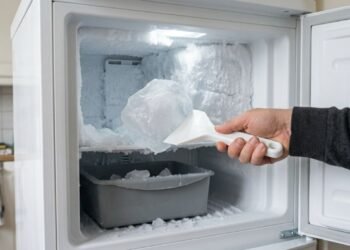 O truque para remover o gelo grudado nas paredes do congelador em poucos minutos