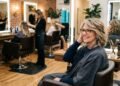 Adeus ao chanel reto: o corte médio desfiado que rejuvenesce o visual e conquista mulheres após os 50 anos