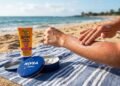 Marta Ortega, farmacêutica: “Após a exposição solar, o creme Nivea na embalagem azul ajudará a reduzir o ressecamento e a fortalecer a elasticidade da pele.”