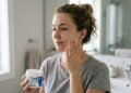 Connie Yang, dermatologista: “O creme hidratante em pote da CeraVé não é um produto puramente cosmético, mas sim uma fórmula para peles prestes a ficar ressecadas.”