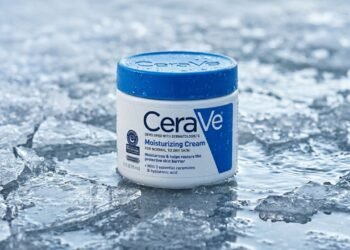 Connie Yang, dermatologista: “O creme hidratante da CeraVe no pote não deve ser considerado um produto cosmético puramente estético, mas sim uma fórmula rica em ceramidas para peles no limite do ressecamento.”