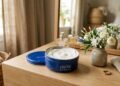 A socialite Carmen Lomana de 78 anos explica: “O creme Nivea na latinha azul é ótimo para eliminar rugas ao redor dos lábios.”