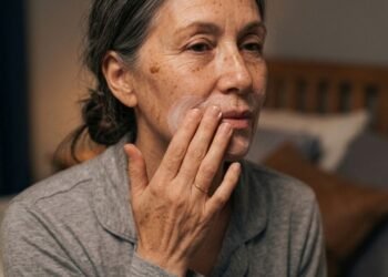 A socialite Carmen Lomana de 78 anos explica: “O creme Nivea na latinha azul é ótimo para eliminar rugas ao redor dos lábios.”