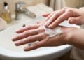 O hábito de usar creme nas mãos no frio é comum, mas a maioria aplica na hora errada sem perceber
