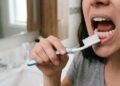O hábito comum que parece normal mas pode deixar seus dentes fracos e doloridos
