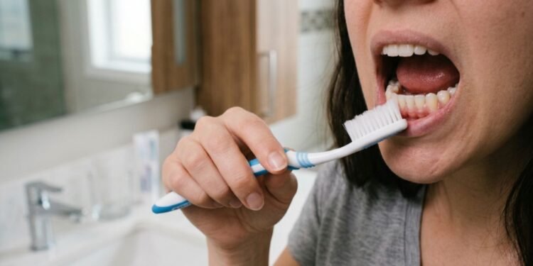 Fazer movimentos suaves e circulares garante uma limpeza eficiente sem arranhar a estrutura do esmalte dentário.