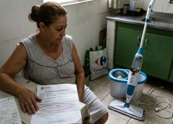 Dona de casa investe R$ 450 em mop lava e seca elétrico para facilitar a faxina, o motor entra em curto ao encher o reservatório interno no segundo dia de uso e a assistência técnica recusa o conserto alegando “infiltração por mau uso”