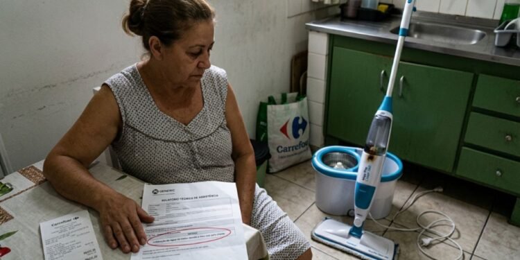 No segundo dia de faxina, Maria encheu o compartimento interno exatamente conforme o limite indicado no manual do fabricante.
