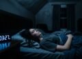 O que significa acordar sempre no mesmo horário durante a madrugada e o que seu corpo revela