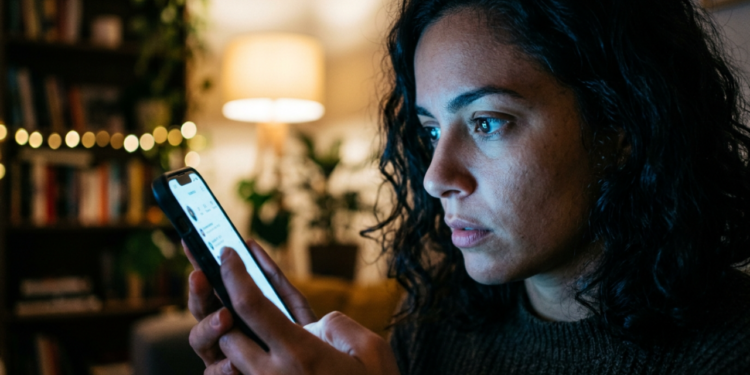 A neurociência diz que quem checa o celular a cada poucos minutos, mas afirma que não é ansioso, pode estar treinando o cérebro para depender de estímulos constantes