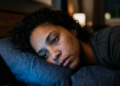 O hábito noturno comum que está envelhecendo o seu cérebro mais rápido sem você perceber
