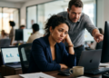Seu chefe faz isso? O sinal de microgerenciamento que indica que é hora de buscar outro trabalho