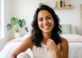 A dermatologista afirma, quem tem pele oleosa deve evitar hidratantes muito densos e oclusivos. É melhor usar fórmulas leves e não comedogênicas para controlar o brilho sem pesar