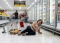 Uma mulher estava fazendo compras em um supermercado, escorregou em uma poça d’água de gelo derretido perto dos congeladores sem sinalização e fraturou o fêmur; a Justiça condena o estabelecimento em indenização