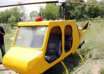 Estudante nigeriano constrói helicóptero de 12 metros com sucata de metal em seu quintal