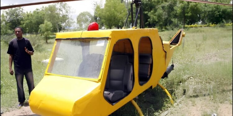 O jovem universitário Mubarak Mohammed Abdullahi desafiou a lógica tradicional da engenharia aeroespacial em seu quintal - Créditos: Pius Utomi/AFP