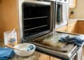 Pare de usar bicarbonato de sódio e vinagre para limpar o vidro do forno: este produto que você já tem em casa funciona melhor