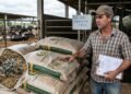 Criador de gado de leite adquire 5 toneladas de ração concentrada em cooperativa, as vacas apresentam intoxicação alimentar severa com queda de 80% na produção de leite por duas semanas e o laudo veterinário comprova presença de fungos no lote do alimento