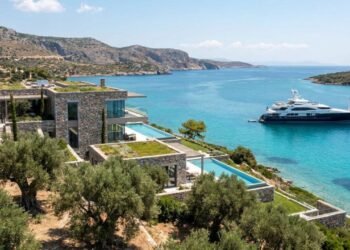 O verdadeiro paraíso dos bilionários na Grécia fica longe de Mykonos e Santorini e quase ninguém conhece