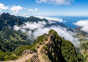 A cidade europeia perfeita para pessoas com mais de 65 anos: uma antiga cidade termal, com jardins botânicos sempre floridos e calçadões planos de frente para o Atlântico