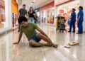 Jovem escorrega no corredor do shopping logo após a equipe de limpeza passar o rodo sem colocar a placa de aviso de “piso molhado”, quebra o tornozelo e fica 60 dias sem trabalhar