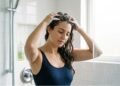 A lavagem de cabelo italiana virou tendência nos salões por causa do efeito de raiz leve, fios soltos e menos oleosidade durante a semana