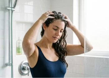 A lavagem de cabelo italiana virou tendência nos salões por causa do efeito de raiz leve, fios soltos e menos oleosidade durante a semana