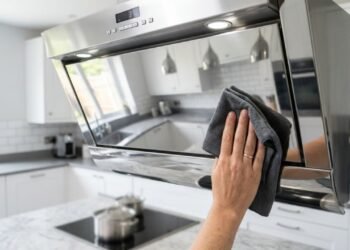 Sem detergente nem bicarbonato de sódio: como remover a gordura incrustada da coifa da cozinha em apenas alguns minutos