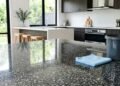 Os pisos de granito são um clássico nas casas devido à sua durabilidade, mas existe um produto de limpeza que os danifica